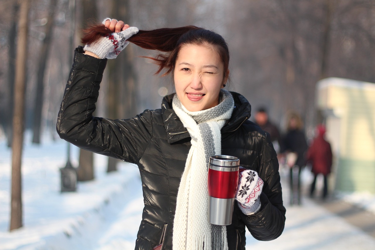 女主播拒绝搭讪后的惊魂时刻，意外撞击下的生死瞬间